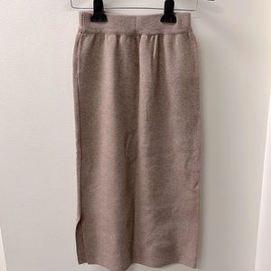 Midi knit skirt with side slit